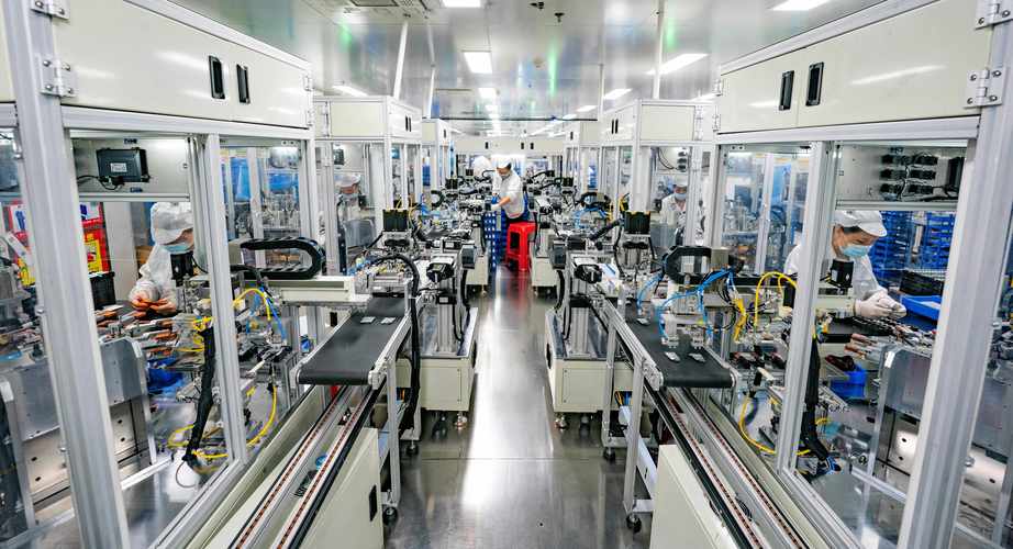 鋰電產線上的技術工人 在訂單洪流中淬煉工程匠心